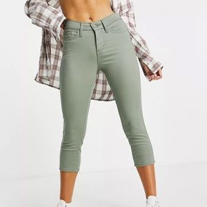Levi’s 311 Shaping Skinny Capri